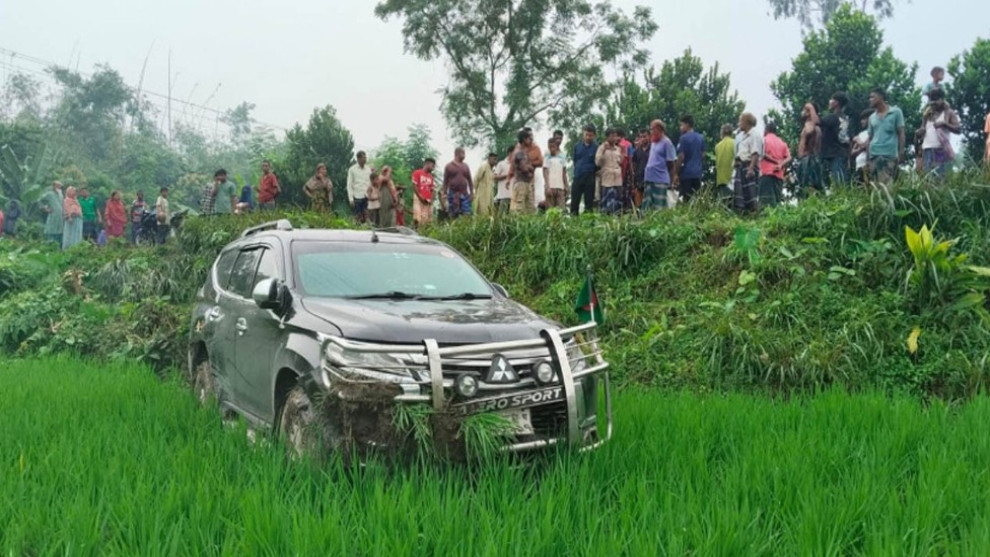 পথচারীকে বাঁচাতে গিয়ে ধানক্ষেতে প্রতিমন্ত্রীর গাড়ি, আহত তিনি ও স্ত্রী