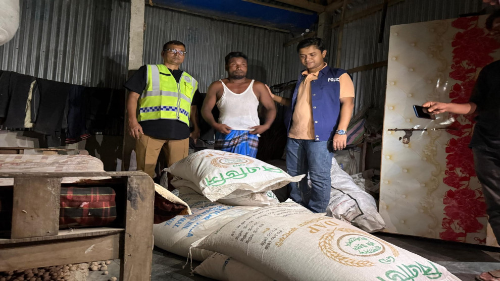 কুড়িগ্রামে উপজেলা প্রশাসনের যৌথ  অভিযানে ২১৫০ কেজি সার উদ্ধার, দুইজনকে জরিমানা
