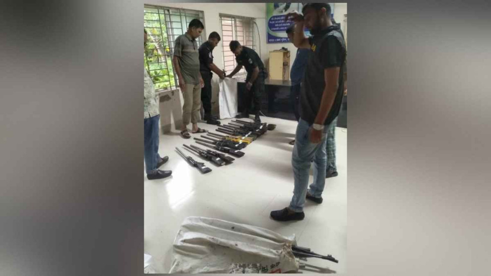 সুন্দরবনে র‍্যাবের অভিযান: তিন বস্তা থেকে ৩৩ আগ্নেয়াস্ত্র উদ্ধার