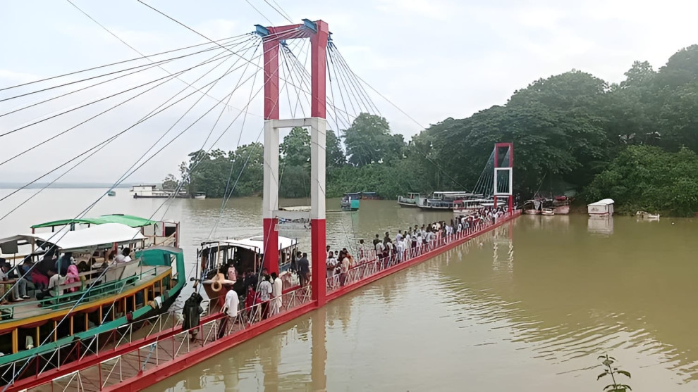 সপ্তাহ পর ভেসে উঠল রাঙামাটির ঝুলন্ত সেতু  পর্যটকদের উপচেপড়া ভিড়, উচ্চতা বাড়ানোর দাবি