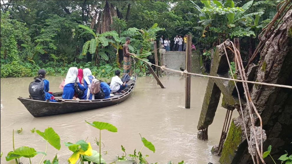 তালতলীতে সেতু ভেঙে ভোগান্তিতে পড়েছেন চার গ্রামের কয়েক হাজার মানুষ বিপাকে
