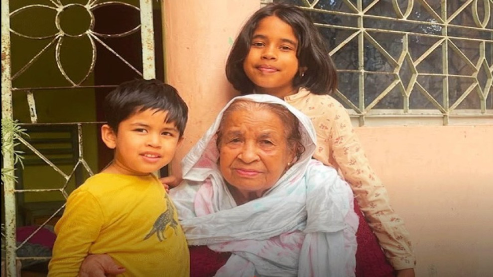 হারিকেনের আলোয় ১১ সন্তানকে পড়িয়ে গড়ে তুলেছেন চেমন আরা