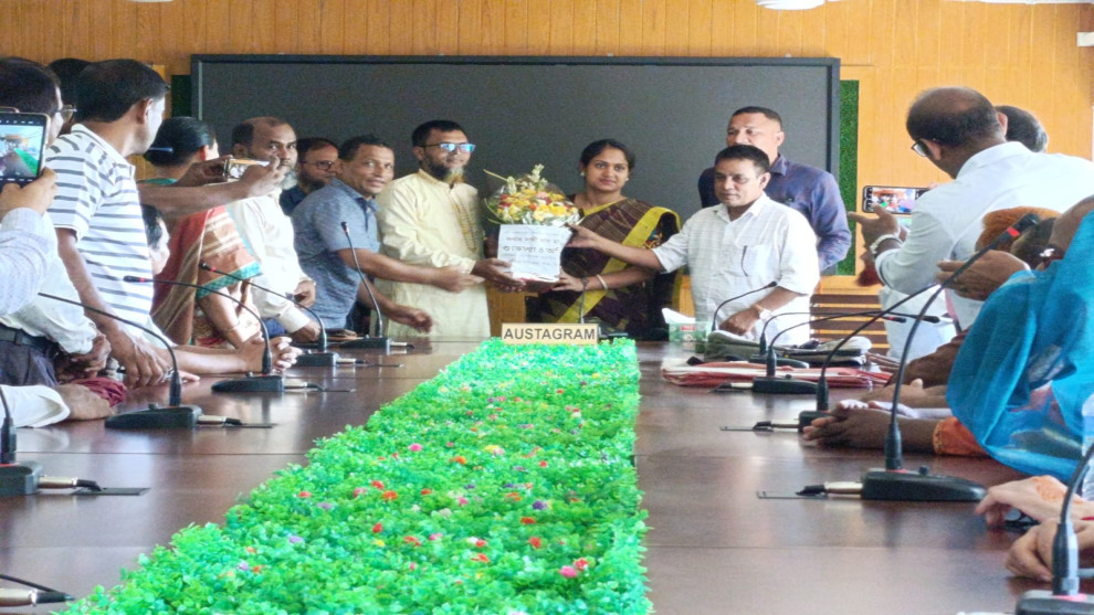 অষ্টগ্রামে নবাগত ইউএনওকে শিক্ষকদের ফুলেল শুভেচ্ছা, অধিকার রক্ষার দাবি