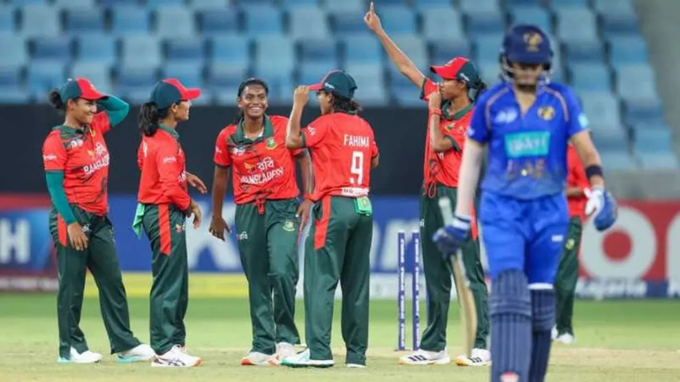 ব্যাটিং ব্যর্থতার পর বোলারদের দাপটে সেমিফাইনালে বাংলাদেশ
