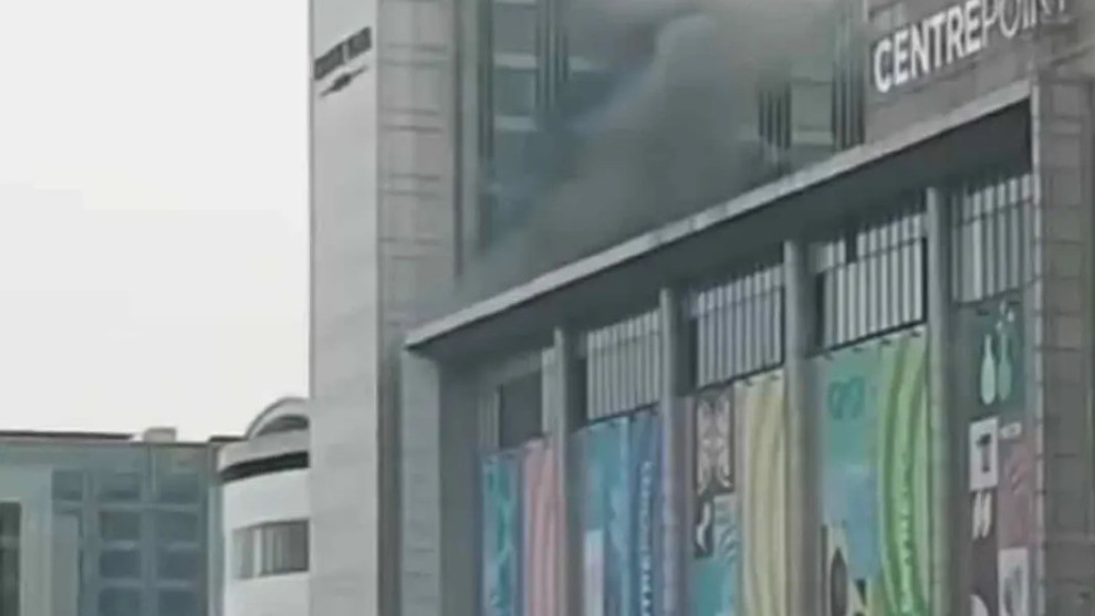 সেন্টার পয়েন্ট শপিং মলের ফুডকোর্টে আগুন
