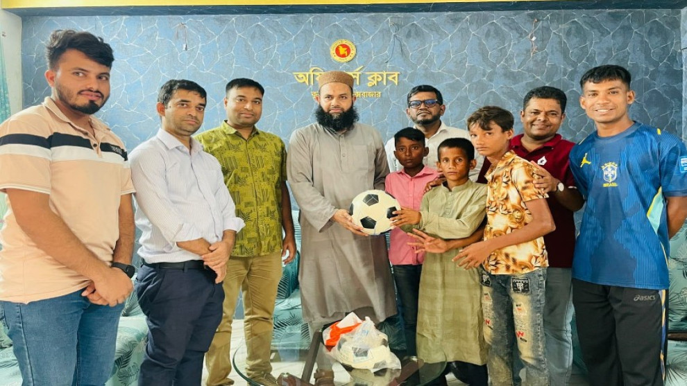 হাঁস চুরি করে ফুটবল কেনার চেষ্টা, তিন কিশোরকে বল দিলেন ইউএনও