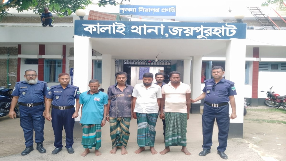 জয়পুরহাটের কালাইয়ে নিয়মিত জুয়া মামলার ৪ এজাহারনামীয় আসামি গ্রেপ্তার