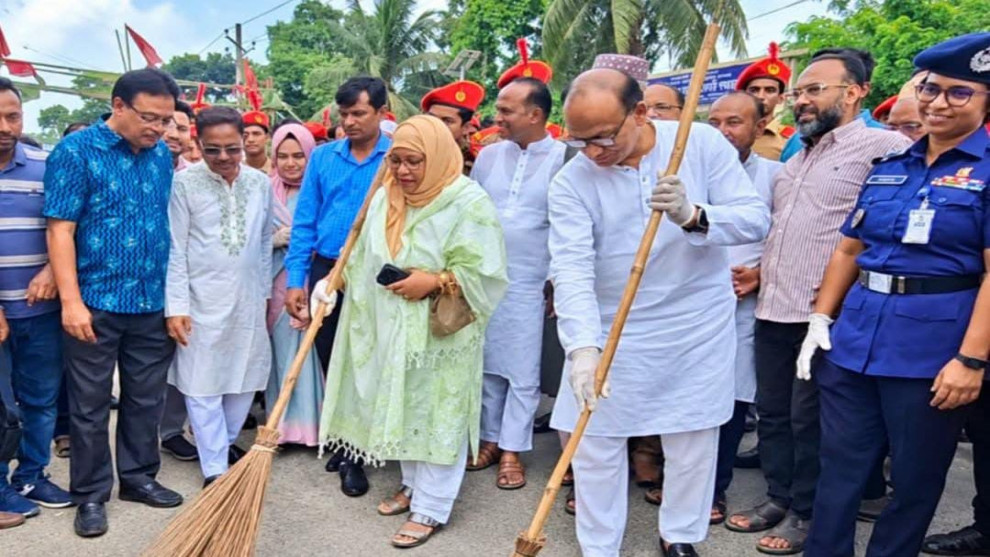 ডেঙ্গু প্রতিরোধে শরীয়তপুর শহরে পরিচ্ছন্নতা অভিযানে এমপি সাঈদ আহমেদ