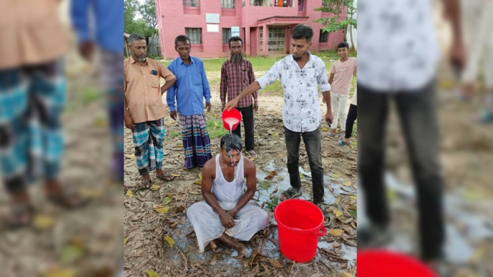 দুধ দিয়ে গোসল করে অনলাইন জুয়া ছাড়ার শপথ নিঃস্ব যুবকের