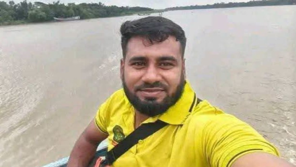 পদ্মায় ভাসছে ট্রলার দুর্ঘটনায় নিখোঁজ ছাত্রদল নেতা রাকিবুজ্জামান রকি'র নিথর দেহ