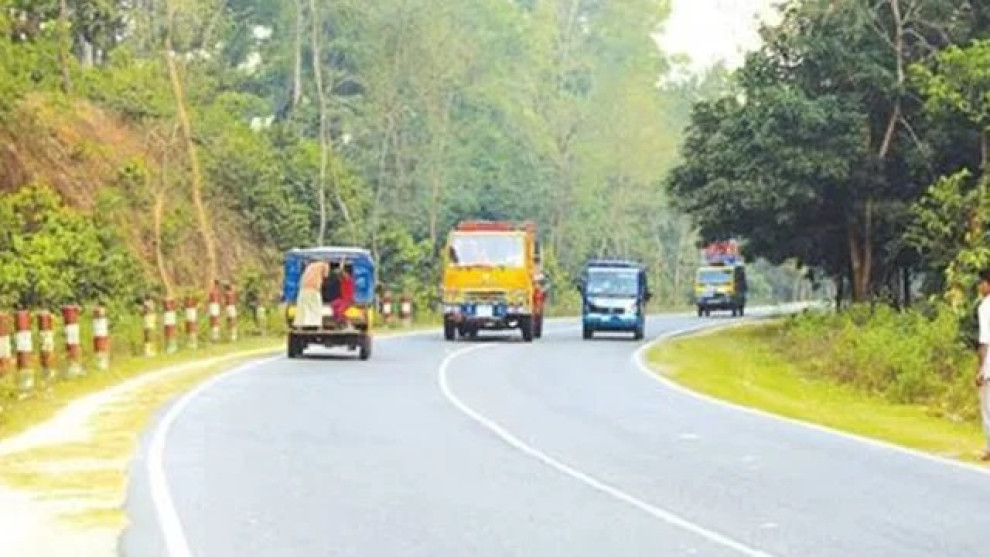 চট্টগ্রামে বিয়ের অনুষ্ঠান শেষে ফেরার পথে সড়ক দুর্ঘটনায় নিহত ৪
