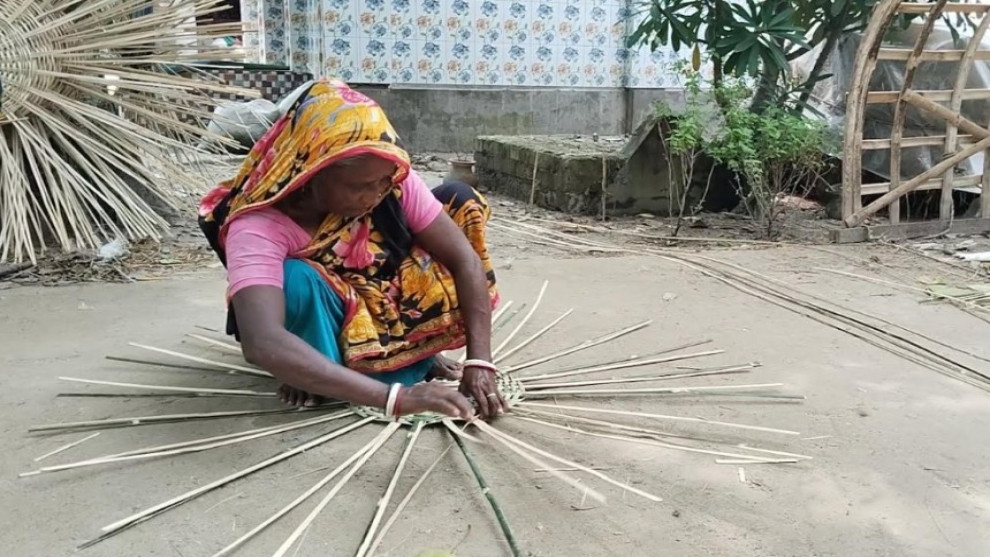 প্লাস্টিকের দাপটে হারিয়ে যাচ্ছে সাতক্ষীরার বাঁশশিল্প
