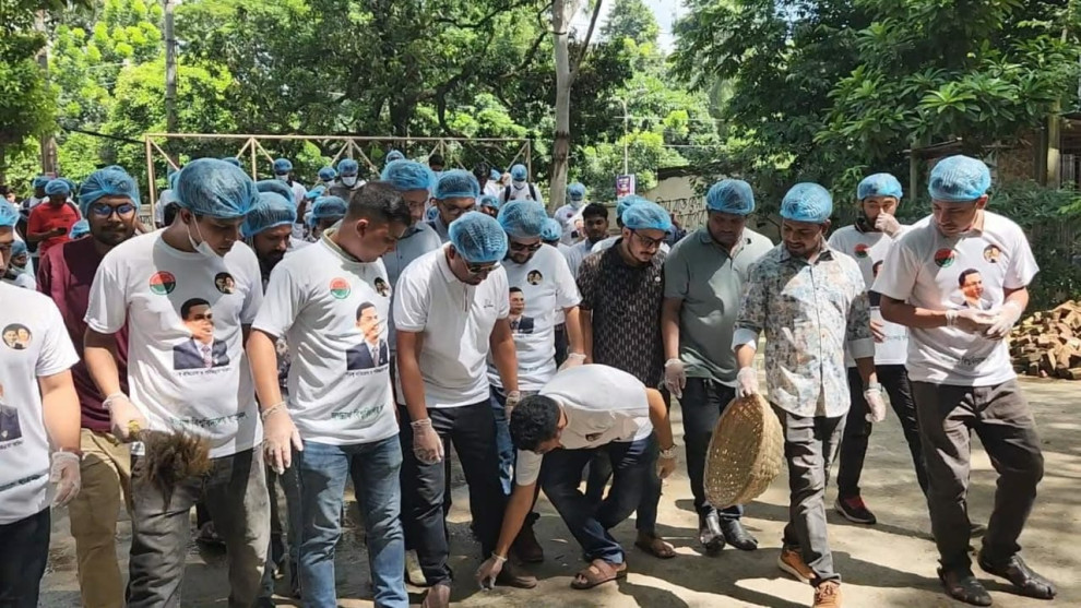 জবিতে ছাত্রদল নেতা সুমনের নেতৃত্বে ডেঙ্গু প্রতিরোধে পরিচ্ছন্নতা অভিযান