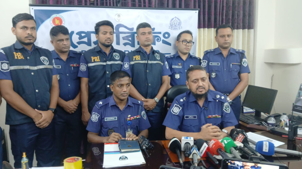 গাজীপুরে সুটকেসে খণ্ডিত নারীর লাশ, পিবিআইয়ের তদন্তে রহস্য উদঘাটন; গ্রেপ্তার ৩