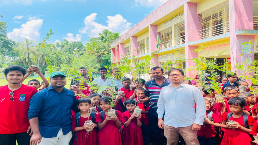 বাগেরহাটে শিক্ষার্থীদের মাঝে ফলজ, বনজ ও ঔষধি গাছ বিতরণ