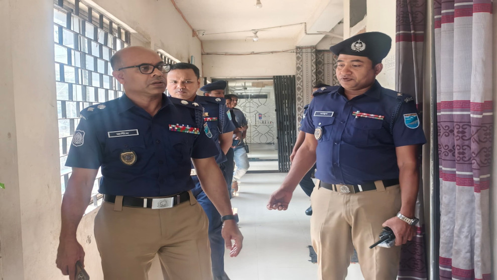 গাজীপুরে জয়দেবপুর থানা আকস্মিক পরিদর্শনে পুলিশ সুপার
