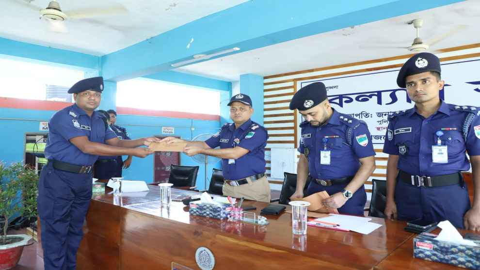 চুয়াডাঙ্গায় মাসিক কল্যাণ সভা, ভালো কাজের স্বীকৃতি পেল ১১ পুলিশ সদস্য