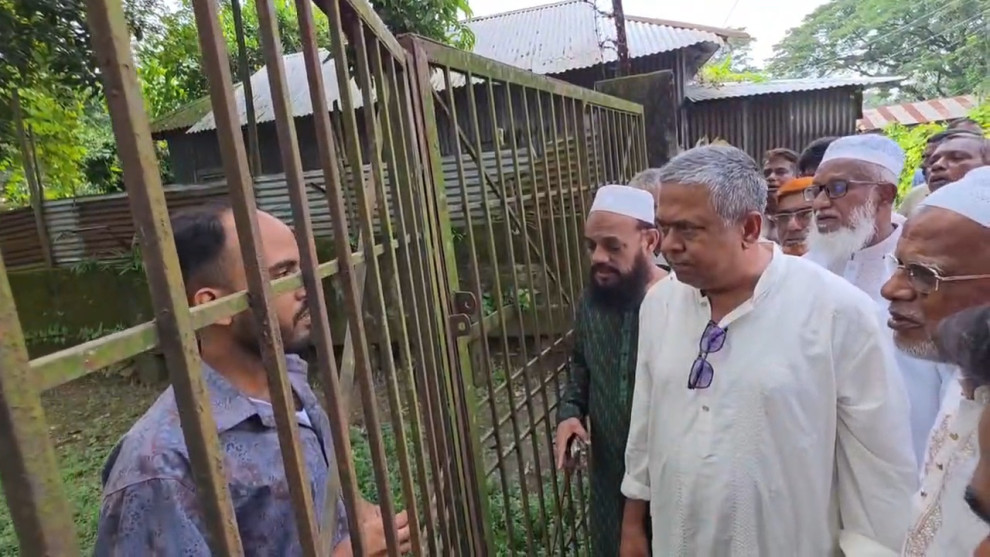 গাজীপুরে স্বাস্থ্যকেন্দ্রে তালা, দেয়াল টপকে ঢুকলেন এমপি