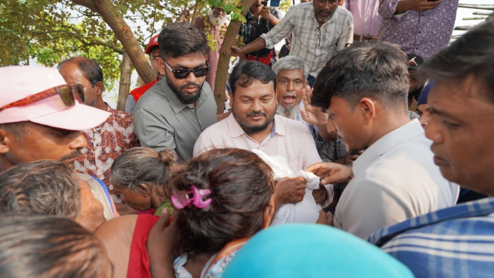 পদ্মাপাড়ের বন্যার্তদের ত্রাণ-ওষুধ দিলেন রাসিক প্রশাসক