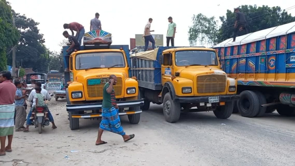 তেঁতুলিয়ায় মৃত ও নিরপরাধ ব্যক্তিদের বিরুদ্ধে মামলার অভিযোগ, সড়ক অবরোধ