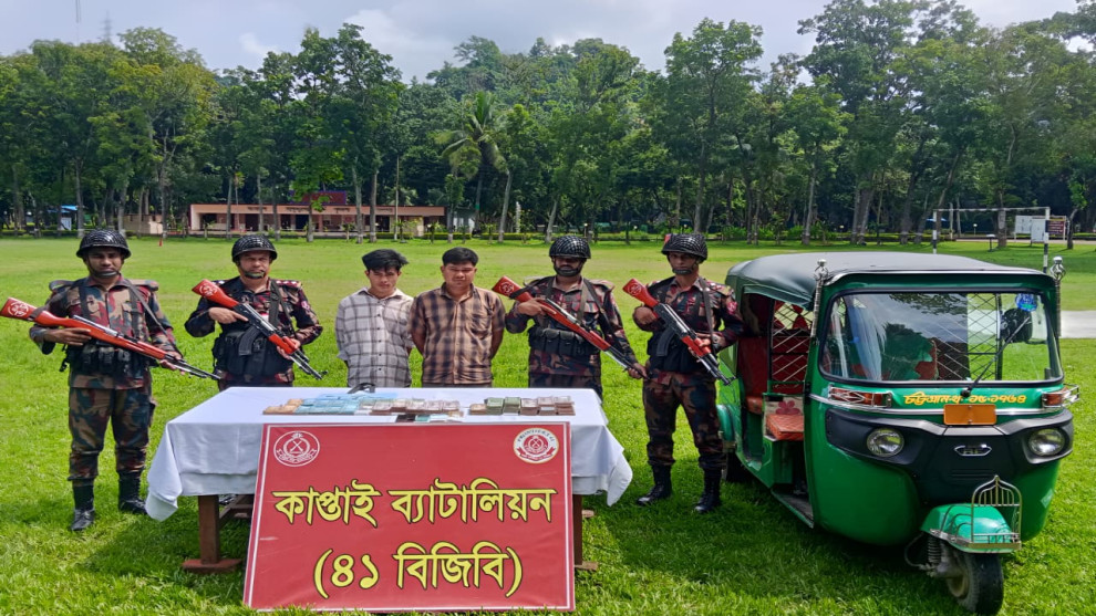 কাপ্তাইয়ে বিজিবির অভিযানে ২৮ লাখ ৪৫ হাজার টাকা উদ্ধার, সিএনজিসহ আটক ২