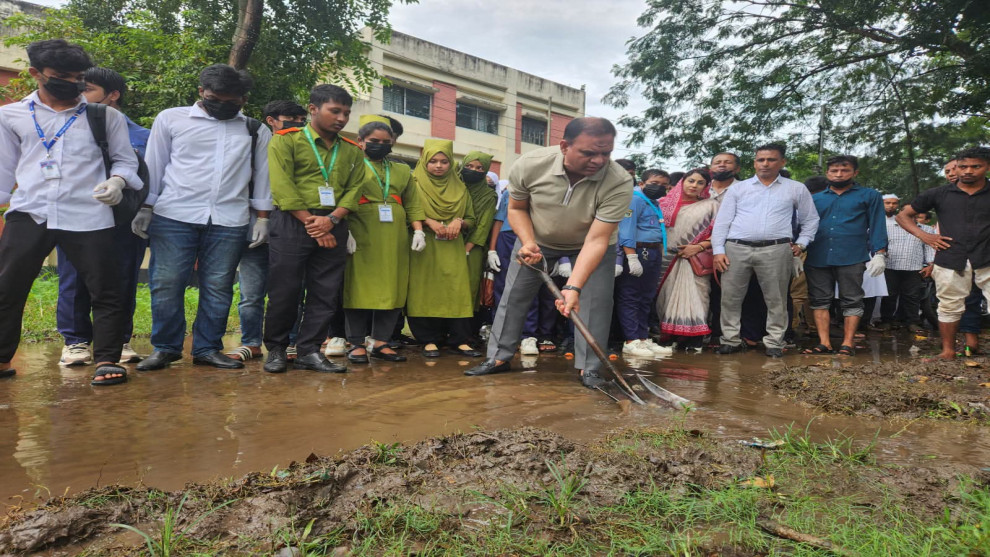 ডামুড্যা হাসপাতাল কম্পাউন্ড নিজ হাতে পরিষ্কার করলেন হুইপ অপু