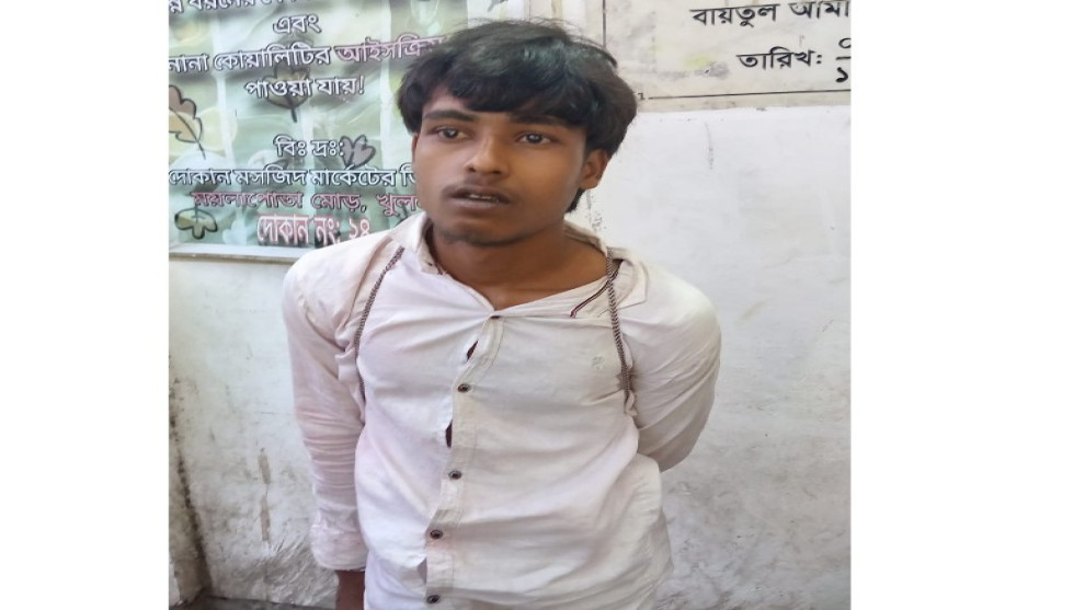 খুলনায় পুলিশ চেকপোস্টে দেশি দাসহ যুবক আটক