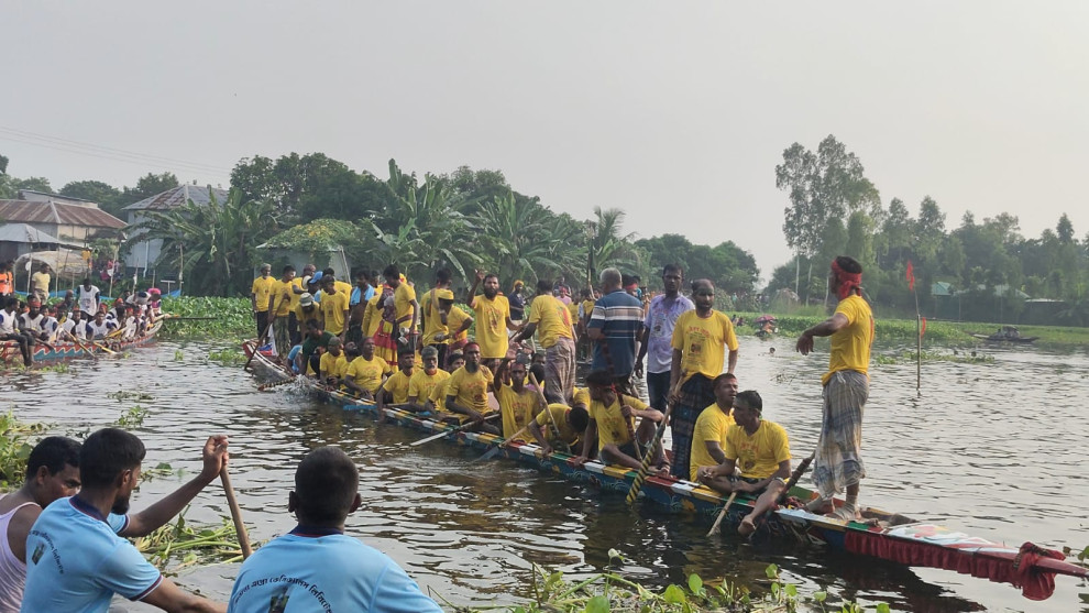 নাটোরের চেচুয়া নদীতে ঐতিহাসিক নৌকাবাইচ, হাজারো মানুষের ঢল