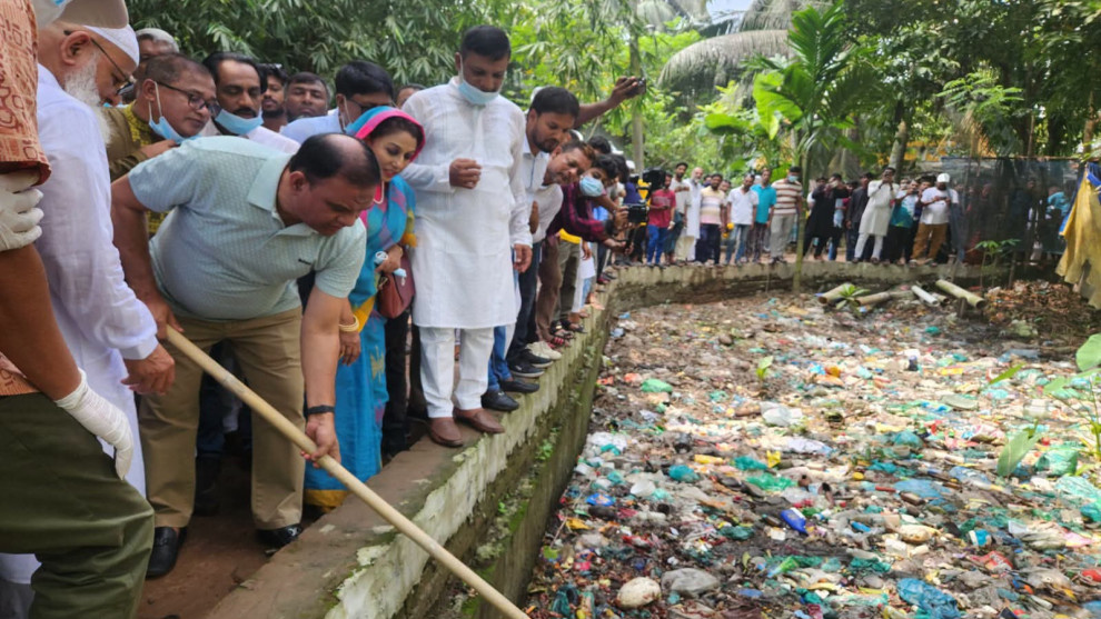 ডেঙ্গু প্রতিরোধে খালের ময়লা পরিষ্কার করলেন হুইপ অপু