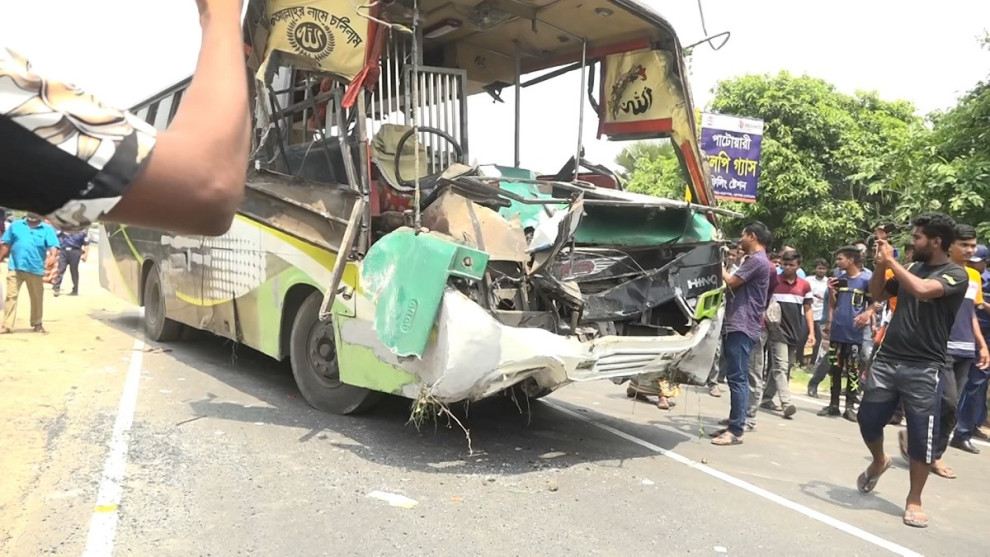 বনপাড়া-হাটিকুমরুল মহাসড়কে বাস-পিকআপ সংঘর্ষ, গুরুতর আহত ৩