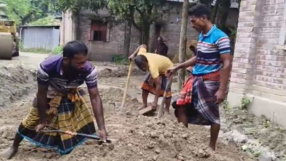 নাটোরের মশিন্দায় সড়ক নির্মাণে নিম্নমানের উপকরণ ব্যবহারের অভিযোগ