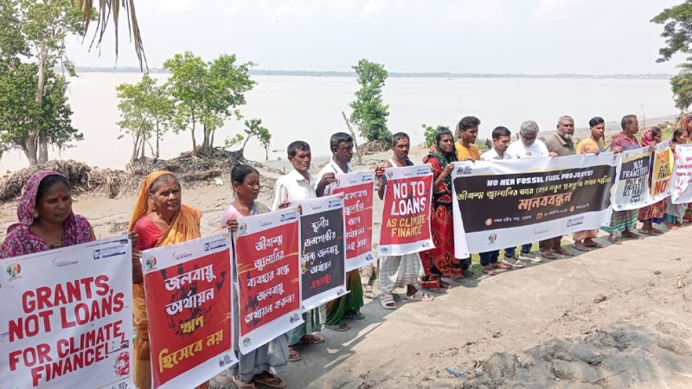 জীবাশ্ম জ্বালানি প্রকল্প বন্ধের দাবিতে মোংলায় মানববন্ধন