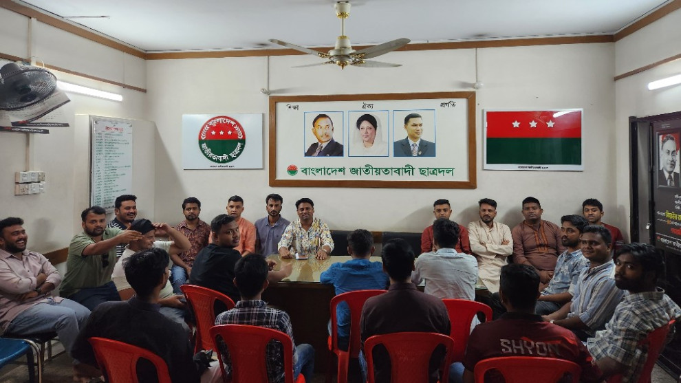 কারণ দর্শানোর জবাব দিতে পার্টি অফিসে জবি ছাত্রদল নেতা সুমন সরদার