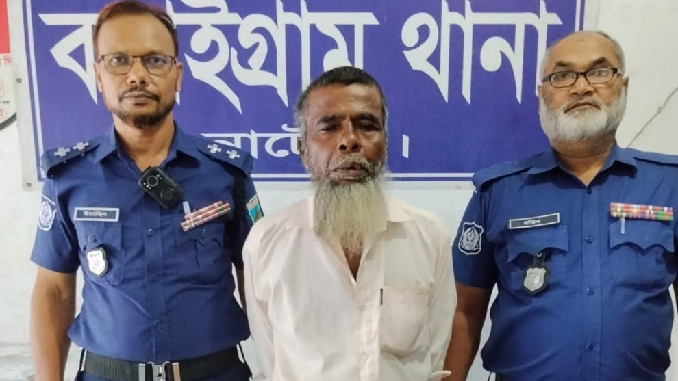 বড়াইগ্রামে পুত্রবধূকে কোপাতে বাধা, স্ত্রীকে কুপিয়ে থানায় আত্মসমর্পণ