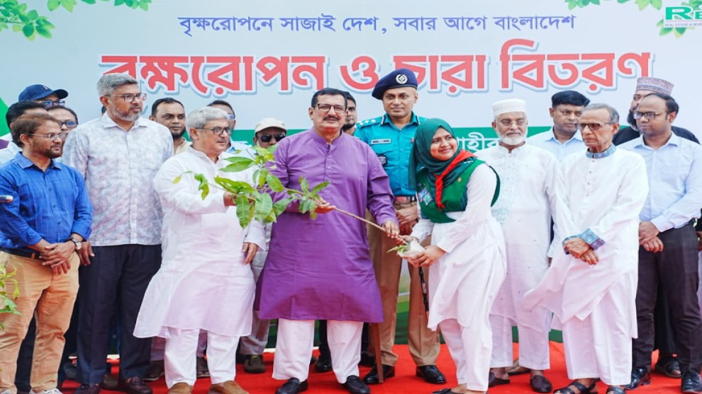 রাজশাহীতে ৩০ হাজার চারা বিতরণ, সবুজ নগরী গড়ার আহ্বান
