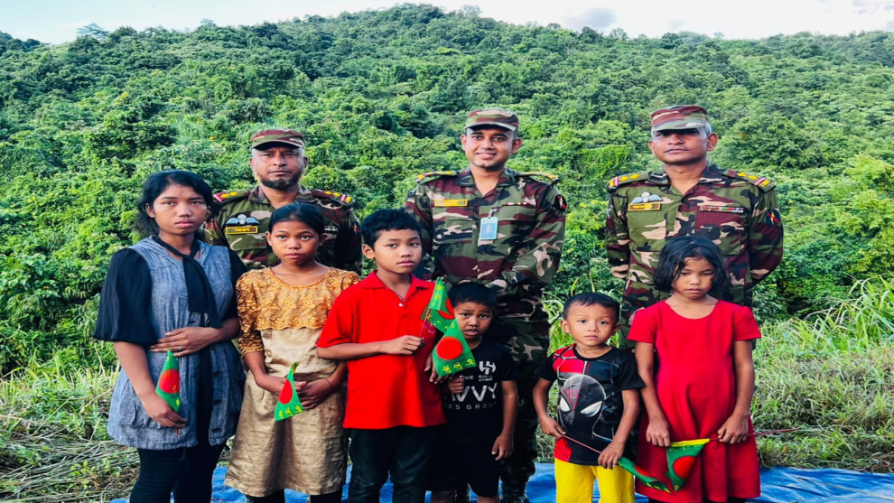 দীর্ঘ অনিশ্চয়তার অবসান: স্বদেশে ফিরে প্রথমবার বাংলাদেশের জাতীয় পতাকা হাতে বম শিশুদের আবেগঘন মুহূর্ত