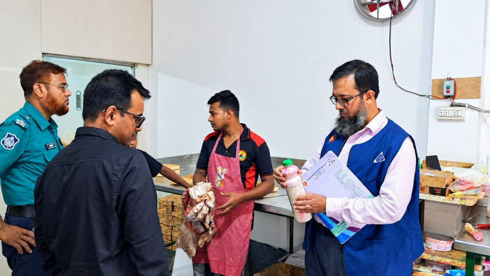 রাজশাহীতে বিএসটিআইয়ের অভিযানে অনুমোদনহীন কেক উৎপাদনকারী প্রতিষ্ঠানকে জরিমানা