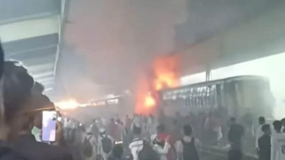 কমলাপুর রেলস্টেশনে হাওর এক্সপ্রেসের বগিতে আগুন