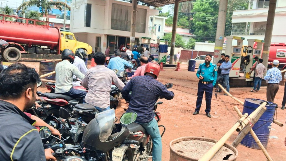 ২০ টাকা দাম বাড়তেই রংপুরের পাম্পে তেলের জন্য হাহাকার