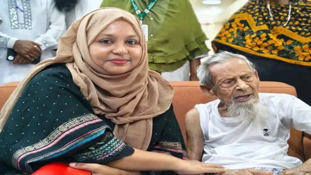 বয়সের দাবিতে আলোচনায় ১২৩ বছরের আব্বাস প্রামাণিক, খোঁজ নিলেন ইউএনও