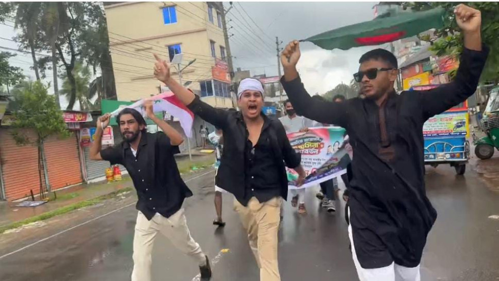 শরীয়তপুরে নিষিদ্ধ ছাত্রলীগ-যুবলীগের মিছিল, মাথায় কাফনের কাপড়