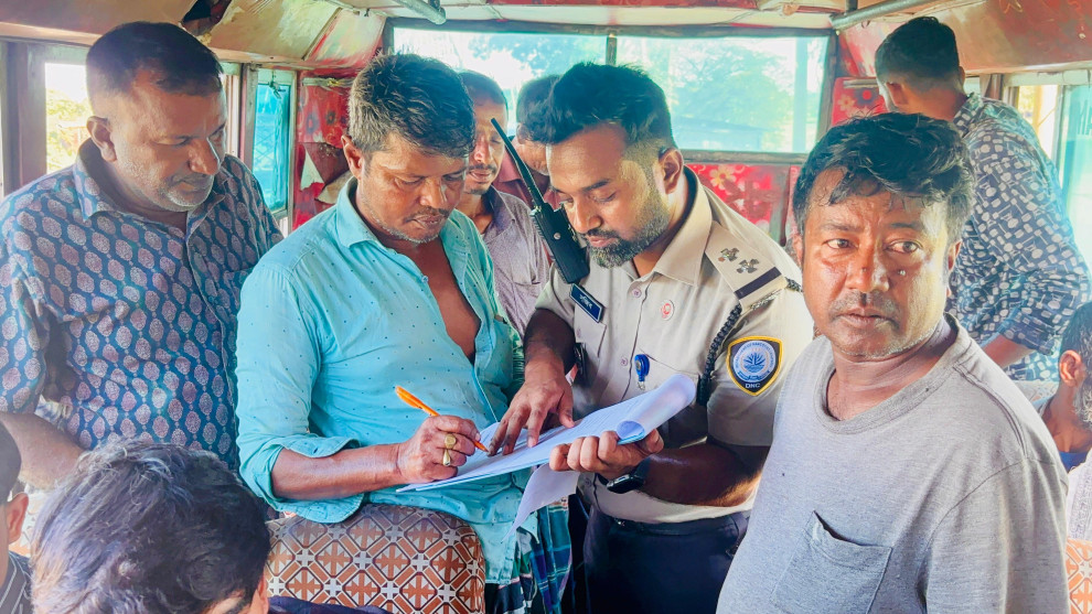 সুনামগঞ্জে বাসে ৬ কেজি গাঁজাসহ তিনজন গ্রেপ্তার