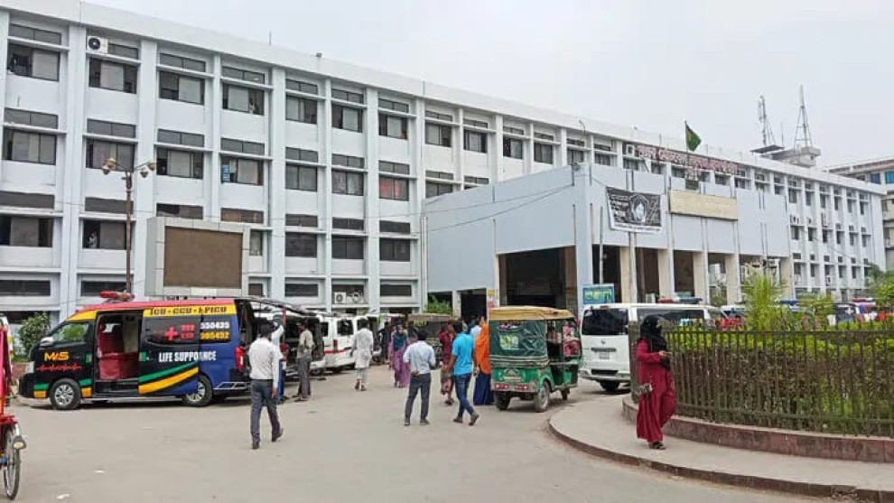 হুইপ রকিবুল ইসলাম বকুলের মধ্যস্থতায় খুলনা মেডিকেলে ইন্টার্ন চিকিৎসকদের ধর্মঘট প্রত্যাহার