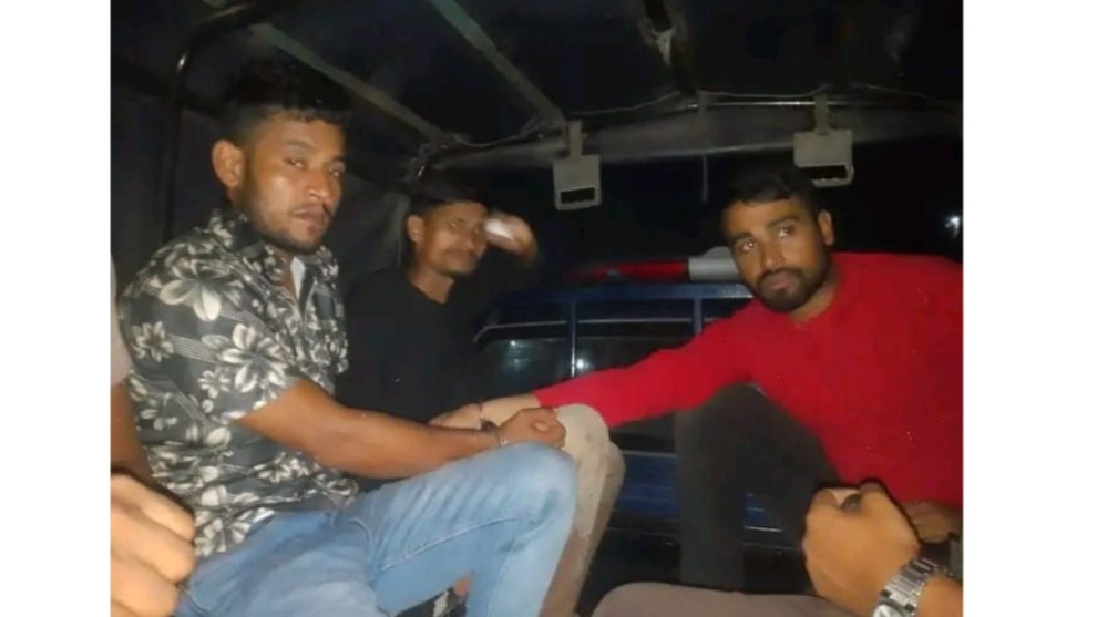 খুলনায় বিদেশি পিস্তল-গুলি ও ককটেলসহ আটক ৩