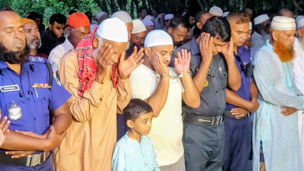 প্যারোলে মুক্তি পেয়ে মায়ের জানাজায় অংশ নিলেন নিষিদ্ধ আ. লীগ নেতা মাশরাফি