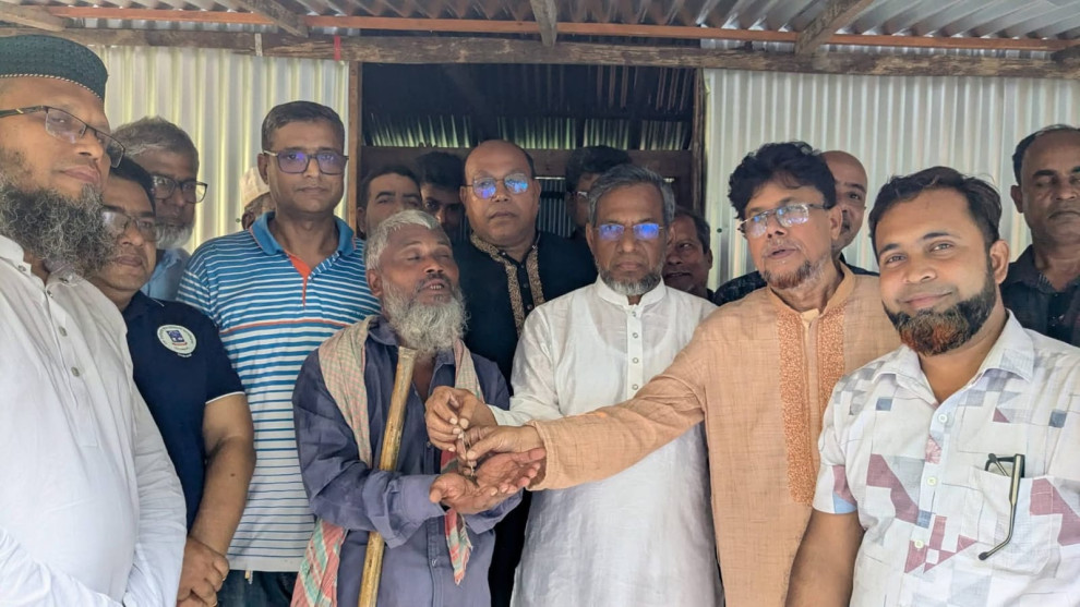 পলিথিনের ছাউনি সরিয়ে এবার নতুন ঘরে কফিল-আসমত