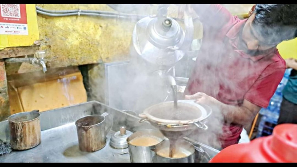 পল্টনের চায়ের দোকানে দিনে হাজার হাজার টাকার বেচাকেনা, নিট আয় ৩০–৪৫ হাজার