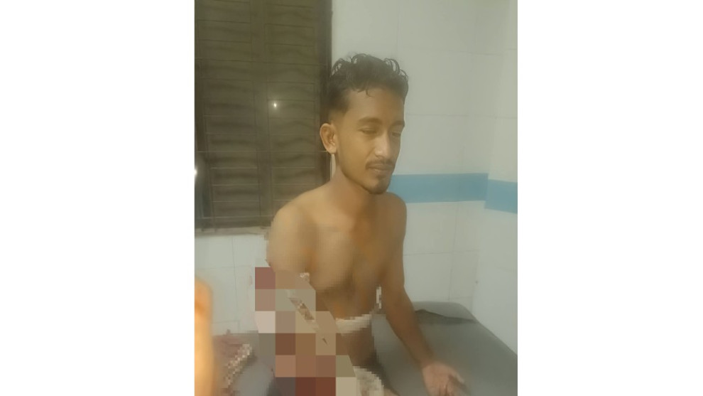 খুলনায় হঠাৎ বাজারে যুবককে কুপিয়ে জখম