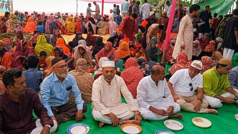 মোংলায় ‘এক বেলার মেহমানখানা’য় মাটিতে বসে খাবার খেলেন পরিবেশ প্রতিমন্ত্রী