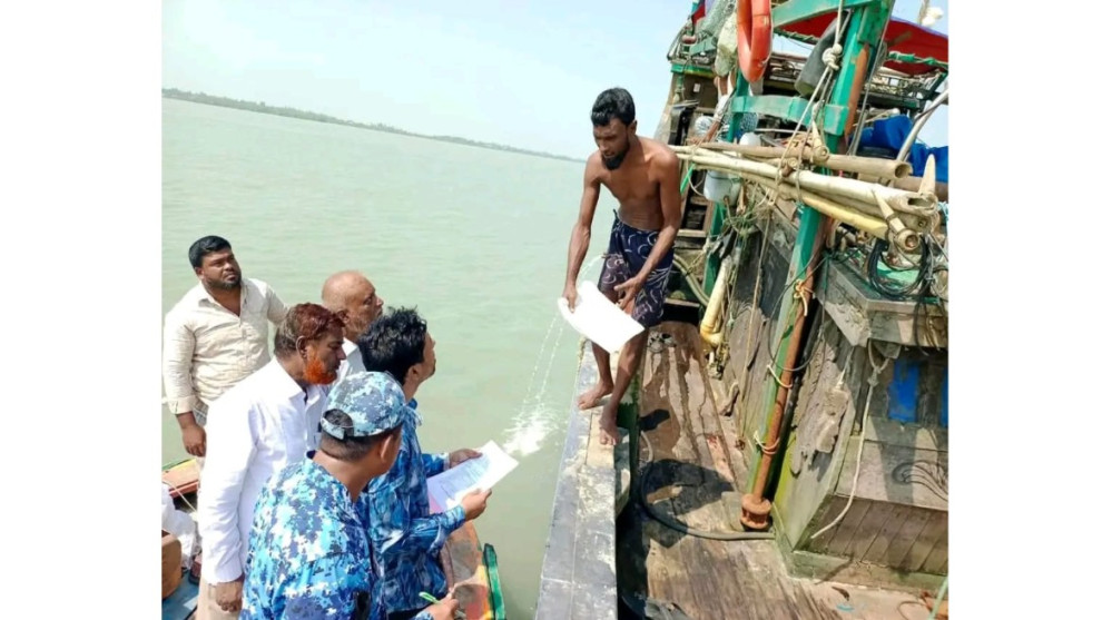 কক্সবাজারের কুতুবদিয়ায় মা ইলিশ সংরক্ষণ অভিযান, ফিশিং ট্রলারকে জরিমানা